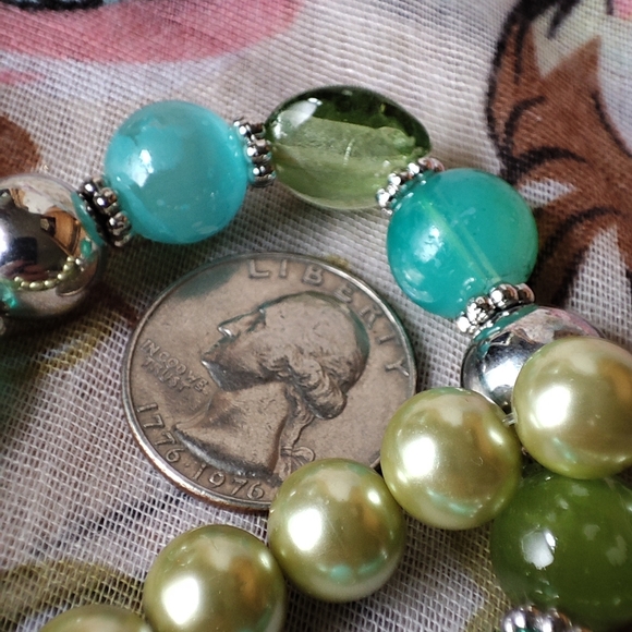 Pair Stretch Bracelets Light Green Faux Pearls Lucite Moonglow Blue Flaw - Picture 3 of 7